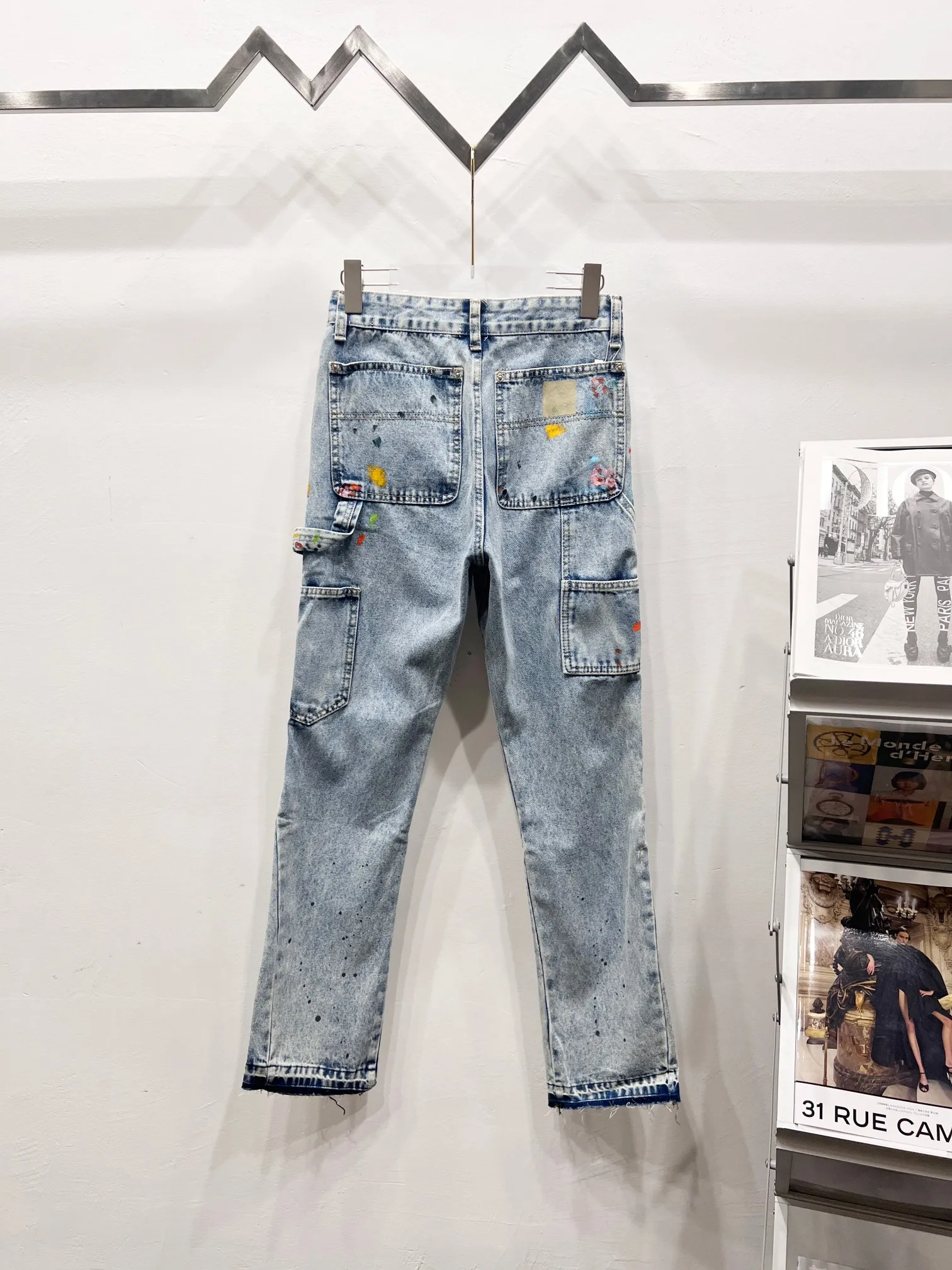 P250 Style number: (c087) Gallery Dept #LA FLARE CARPENTER PANTS Roddy Ricch's same style ink wash flared overalls blue. Styles with different wash textures, very friendly to people with thin legs and thick legs. The straight version is very flattering to the leg shape. Moderate length that never goes out of style, easy to match with casually, basic styling for various styles, a must-have in the wardrobe! The fabric is stiff but also makes the upper body soft without losing texture. The washing process is even more perfect. It is a must-have item for everyone! ! ! Washed wheat, hang tag, pants label, three labels complete Size: 28-30-32-34-36 Color: blue